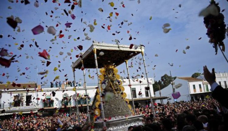 Santo Rosario, Salto a la reja en Directo y Salida en procesión por la Aldea  de la Virgen del Rocío 2025 en Directo