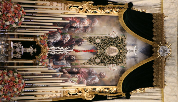 La Hermandad del Rocío de Gines representa la escena de Pentecostés en su altar de Novena